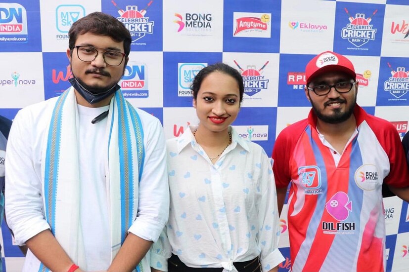 তবে এরা ছাড়াও বহু গুণী মানুষ যোগ দিয়েছিলেন এই বিশেষ উদ্যোগে৷ করোনার প্রকোপ কাটিয়ে ধীরে ধীরে সাবধানতার সঙ্গে জীবনের ছন্দে ফেরার বার্তা দিয়েছিল এই ম্যাচ৷ তাকে সমর্থন করতে উপস্থিত ছিলেন তৃণা সাহা, সোনাল মিশ্র, শ্রীমা ভট্টাচার্যও৷ 