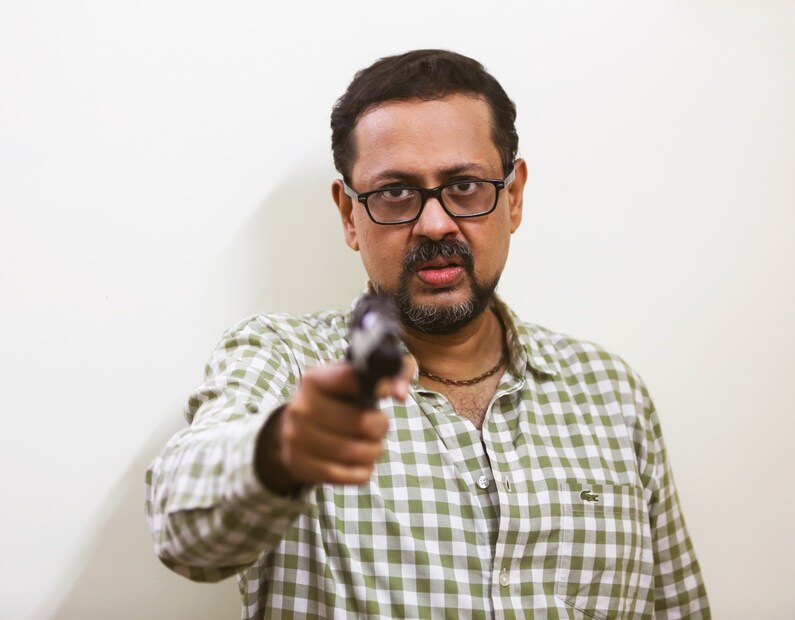 • ছবিতে অভি’র চরিত্রে ইন্দ্রাশীষ, শ্রেষ্ঠা হয়েছেন রণিতা, ভ্যালেরি বিদাউত - এড্রিয়েন, সুজয় প্রসাদ চট্টোপাধ্যায় - অ্যানা, জবরদস্ত নেগেটিভ চরিত্রে রানা বসু ঠাকুর - পুলিশ ইন্সপেক্টর আর পরিচালক সৌপ্তিক সি. এখানে নীলাভ’র চরিত্রে । অমিতাভ আচার্য - বাড্ডু, অসীম রায় চৌধুরী - রনেন বাবু, শ্রেয়সী সামন্ত - রনেন বাবু'র স্ত্রী প্রমূখ রয়েছেন সিরিজটিতে । 