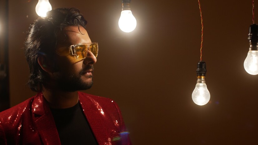 • ছবির গল্প খানিকটা এ রকম----এক ছাদের তলায় বসবাস, আধুনিক জুটি, অভিষেক-শ্রেষ্ঠার। আর্ট কলেজ থেকে পাশ করেও ‘অভিষেক’ জনপ্রিয় শিল্পী হতে পারেনি। ছবি নিলাম তার অর্থ উপার্জনের একমাত্র মাধ্যম। রং-তুলির বদলে তার এক অন্য সাধের ও নেশা রয়েছে, জুয়া! এক দুষ্কৃতী, অভিষেক কে সেই নেশার জালে আসক্ত করে আরো ফাঁসিয়ে চলে।