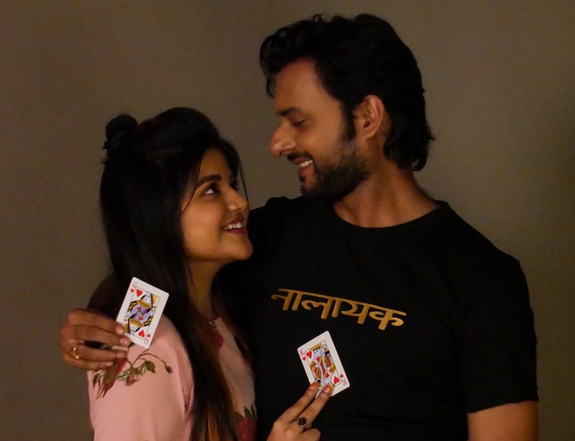 • ছবির গল্প খানিকটা এ রকম----এক ছাদের তলায় বসবাস, আধুনিক জুটি, অভিষেক-শ্রেষ্ঠার। আর্ট কলেজ থেকে পাশ করেও ‘অভিষেক’ জনপ্রিয় শিল্পী হতে পারেনি। ছবি নিলাম তার অর্থ উপার্জনের একমাত্র মাধ্যম। রং-তুলির বদলে তার এক অন্য সাধের ও নেশা রয়েছে, জুয়া! এক দুষ্কৃতী, অভিষেক কে সেই নেশার জালে আসক্ত করে আরো ফাঁসিয়ে চলে।