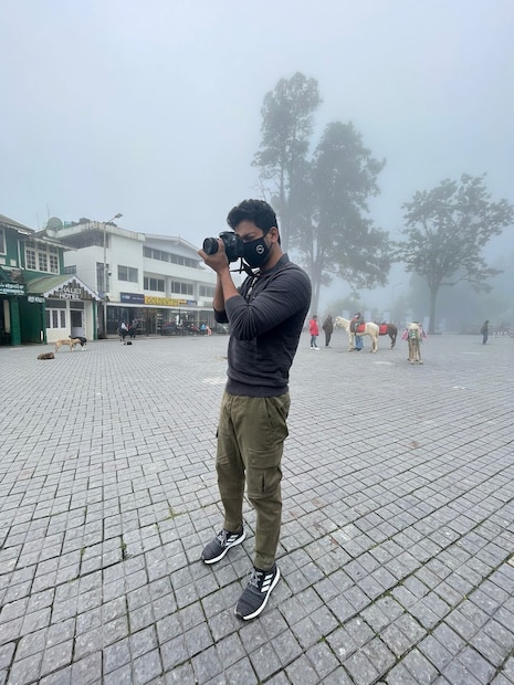 *দার্জিলিং-এ এই সময় আবহাওয়া খুবই মনোরম৷ সঙ্গে ছিল হাল্কা বৃষ্টি৷ তাই খুব বেশি ম্যালে ঘুরতে পারেননি সোমরাজ৷ তুলতে পারেননি মনের মতো করে ছবি৷ এটাই তাঁর আফসোস৷
