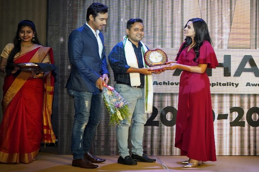 *এই শিল্পের সঙ্গে যুক্ত যাঁরা, তাঁরা প্রতিনিয়ত সাধারণ মানুষের মুখে হাসি ফোটানোর চেষ্টা করেন৷ এককথায় সাধারণের সেবায় নিযুক্ত এই পেশার মানুষরা৷ 
