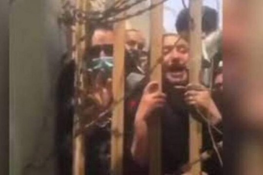 কাবুল বিমানবন্দরের গেটে আফগান মহিলার কান্না-চিৎকার! দেখুন