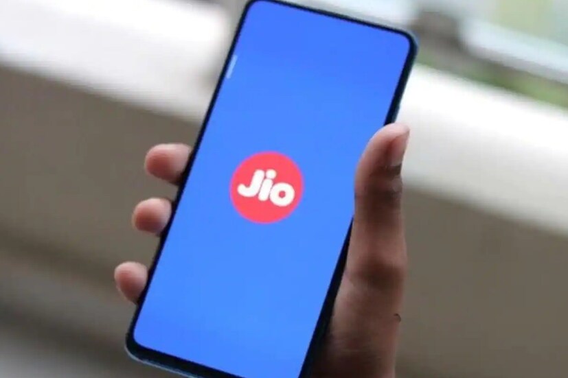 ফোনের যা দাম তার ১০ শতাংশ দিয়ে বুক করতে পারবেন জিও ফোন নেক্সট। বাকি টাকা মেটাতে পারবেন কিস্তিতে।