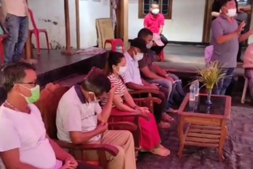 নিজের গ্রাম নুপক কাকচিং থেকে ৩০ কিমি  দূরে গিয়ে একটা সময় প্র্যাকটিস করতেন টোকিও অলিম্পিকে রূপোজয়ী মীরাবাঈ চানু। সেই সময় কয়েকজন ট্রাক ড্রাইভার তাঁকে পৌঁছে দিতেন গন্তব্যে।