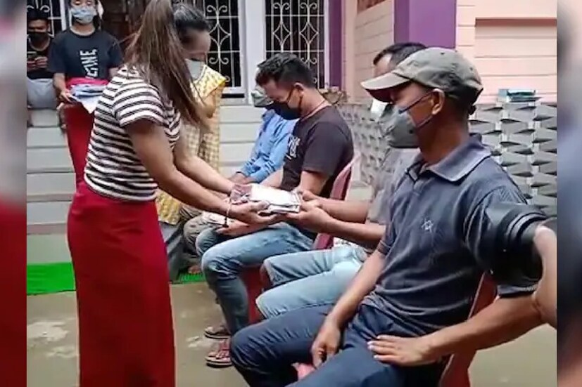 শুধু ধন্যবাদ জানিয়েই বসে থাকেননি মণিপুরের ভারোত্তোলক। তিনি সেই ট্রাক ড্রাইভারদের খুঁজে বের করে নিজের বাড়িতে ডেকে সংবর্ধনা জানালেন। 