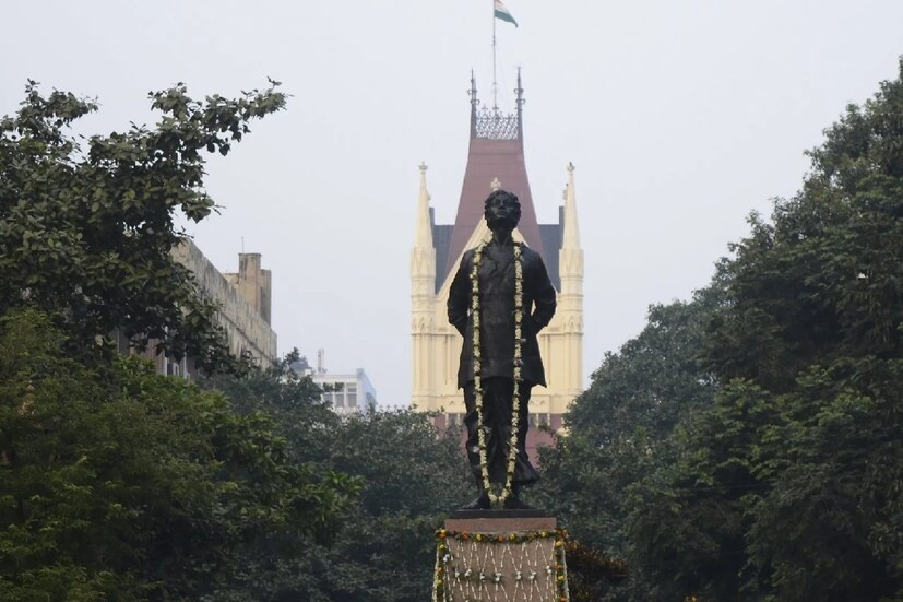 ১০ আগস্ট ক্ষুদিরাম আইনজীবী সতীশ চন্দ্র চক্রবর্তীকে বলেছিলেন, 'রাজপুত নারীরা যেমন নির্ভয়ে আগুনে ঝাঁপ দিয়া জওহরব্রত পালন করিত, আমিও তেমন নির্ভয়ে দেশের জন্য প্রাণ দিব। আগামীকাল আমি ফাঁসির আগে চতুর্ভুজার প্রসাদ খাইয়া যাইতে চাই।' ফাঁসির মঞ্চে ওঠার সময়ও ক্ষুদিরামের মুখে লেগে ছিল হাসি। যেন দেশের জন্য প্রাণ দিতে পেরে তিনি দারুন খুশি। ব্রিটিশ সরকারের চারজন পুলিশ তাঁকে ফাঁসির মঞ্চ পর্যন্ত নিয়ে আসে। ফাঁসি মঞ্চের সামনে থাকা আইনজীবীদের দিকে তাকিয়ে হাসেন ক্ষুদিরাম। গলায় ফাঁসির দড়ি পরানোর পর জল্লাদকে তিনি প্রশ্ন করেছিলেন 'আচ্ছা, ফাঁসির দড়িতে মোম দেওয়া হয় কেন?' শহিদ ক্ষুদিরামের জীবনের শেষ কথা ছিল সেটাই। জল্লাদ বিস্ময়ে আর কিছু বলতে পারেননি। হতবাক হয়ে গিয়েছিলেন ব্রিটিশ জেলারও।
