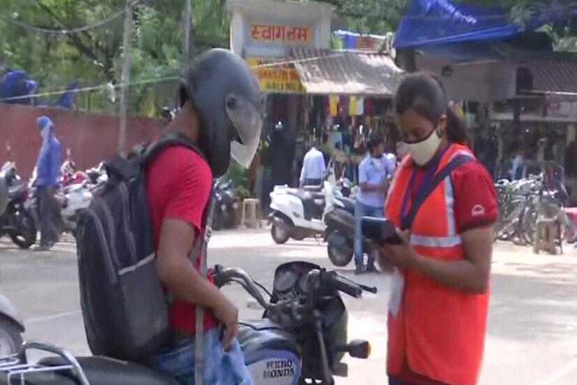 তিনি আরও জানান, &quot; আমাকে কোনও সরকার সাহায্য করেননি। বা কোনও সংস্থাও সাহায্য করেননি। পেটে খিদে নিয়ে, পরিবারকে ভুলে কিভাবে নিজের স্বপ্নের পিঁছনে ছুটতাম। তাই সব ছেড়ে কাজ খুঁজতে হয়েছে। যা জুটেছে তাই করছি।&quot;photo source ANI 
