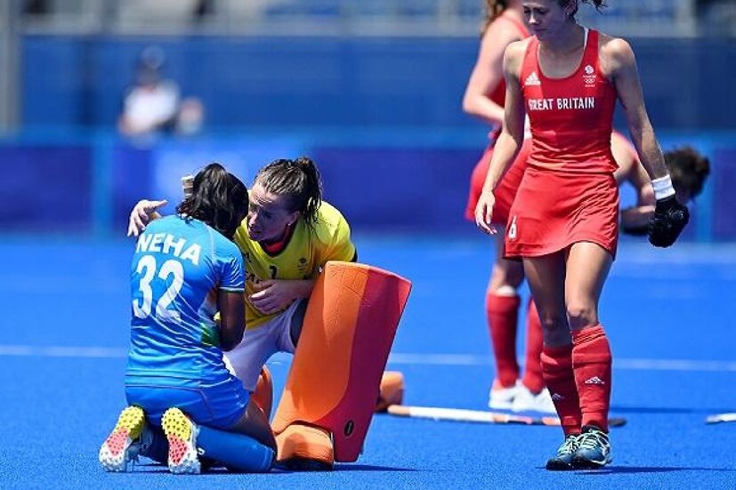ভারতীয় মেয়েদের দিকে হাত বাড়িয়ে দেন গ্রেট ব্রিটেনের খেলোয়াড়রা। কেউ কেউ তো আবার ভারতীয় খেলোয়াড়দের পাশেও বসে পড়েন। তাঁদের স্বান্ত্বনা দেন। 