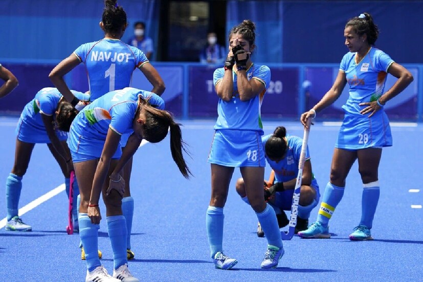 ভারতীয় মেয়েরা অসাধারণ পারফর্ম করলেন। তাঁদের লড়াইকে কুর্ণিশ জানিয়েছে গোটা দেশ। তবে পদক জয়ের হতাশা যেন কিছুতেই কাটিয়ে উঠতে পারছিলেন না ভারতের মহিলা হকি খেলোয়াড়রা। 