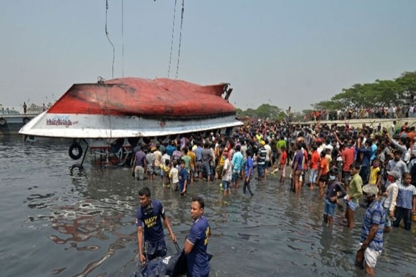 বাংলাদেশের ব্রাহ্মণবাড়িয়ার বিজয়নগরে বালুবোঝাই ট্রলারের সঙ্গে ধাক্কা খেয়ে শতাধিক যাত্রীবাহী একটি নৌকা ডুবে যায়। জানা গিয়েছে ব্রাহ্মণবাড়িয়ার বিজয়নগর উপজেলার তিতাস নদে নৌকাডুবির ঘটনাটি ঘটেছে। এখনও পর্যন্ত ২১ জনের দেহ উদ্ধার করা গিয়েছে বলে খবর। নৌকায় ১০০ জনেরও বেশি যাত্রী ছিল বলে প্রাথিমিকভাবে জানা গিয়েছে।