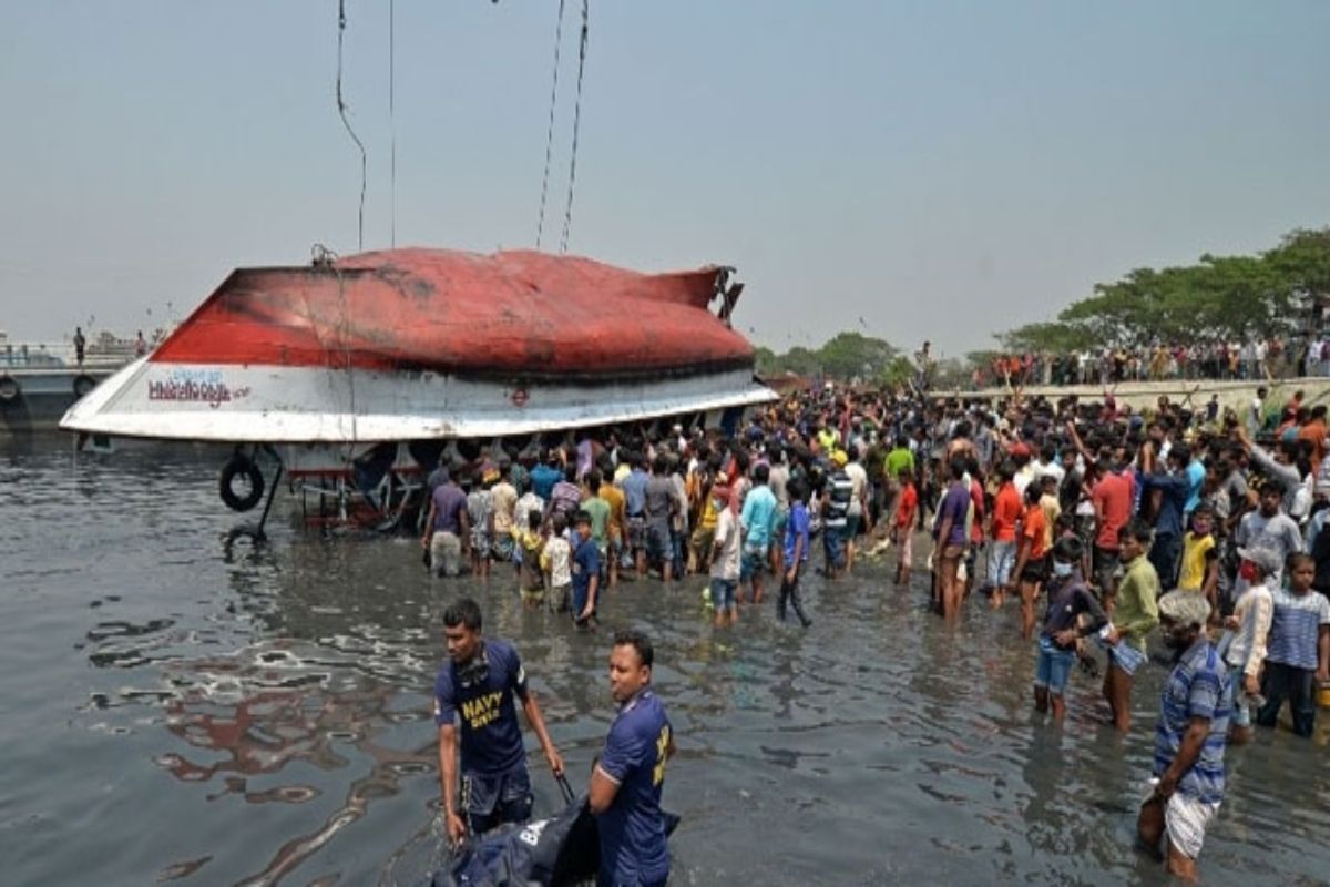 Bangladesh Boat Accident : ভয়াবহ নৌকাডুবি বাংলাদেশে! কমপক্ষে ২১ জনের মৃত্যু, চলছে উদ্ধার কাজ...
