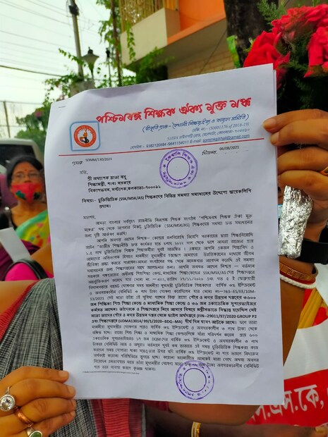 এরপরে বিক্ষোভকারীরা ব্যারিকেডের বাইরে চলে আসেন। কিন্তু নিজেদের দাবি-দাওয়া নিয়ে স্লোগান দিতে থাকেন তাঁরা। বারবারই বলতে থাকেন 'আমরা স্যারের সঙ্গে দেখা করে আমাদের ফাইল তাঁর হাতে তুলে দিতে চাই।' মন্ত্রীর সঙ্গে তাঁরা সৌজন্যমূলক সাক্ষাৎ করে স্থায়ীকরণ ও বেতন বৃদ্ধি-সহ একাধিক দাবিদাওয়া সরাসরি তাঁর কাছে রাখতে চান বলেই জানান ওই বিক্ষোভকারীরা। 