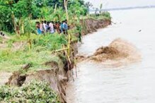 গঙ্গায় প্রবল ভাঙন! তলিয়ে যাচ্ছে একের পর এক বাড়ি... গঙ্গায় প্রবল ভাঙন! তলিয়ে যাচ্ছে একের পর এক বাড়ি...
