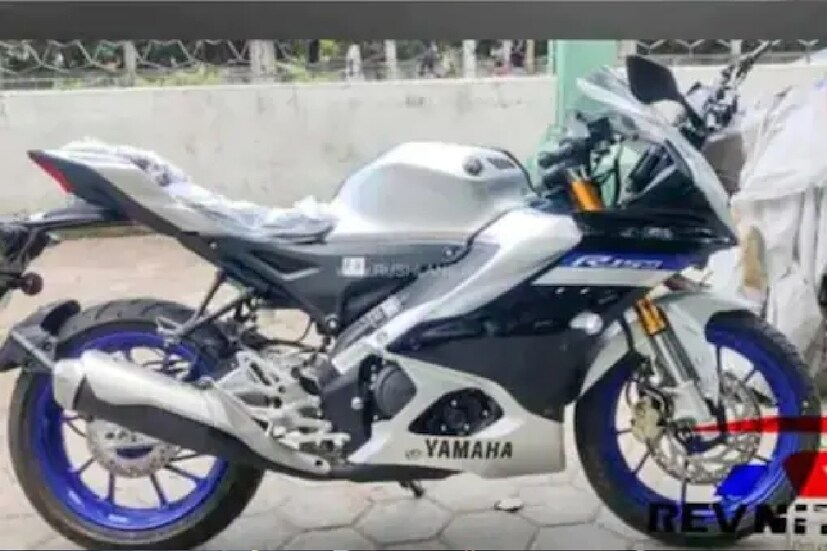 R15M আসছে। আর এই মডেল সম্প্রতি রাস্তায় দেখা গিয়েছে। ভার্সন থ্রি-এর থেকে আরও বেশি ফিচার্স নিয়ে আসছে Yamaha R15M.