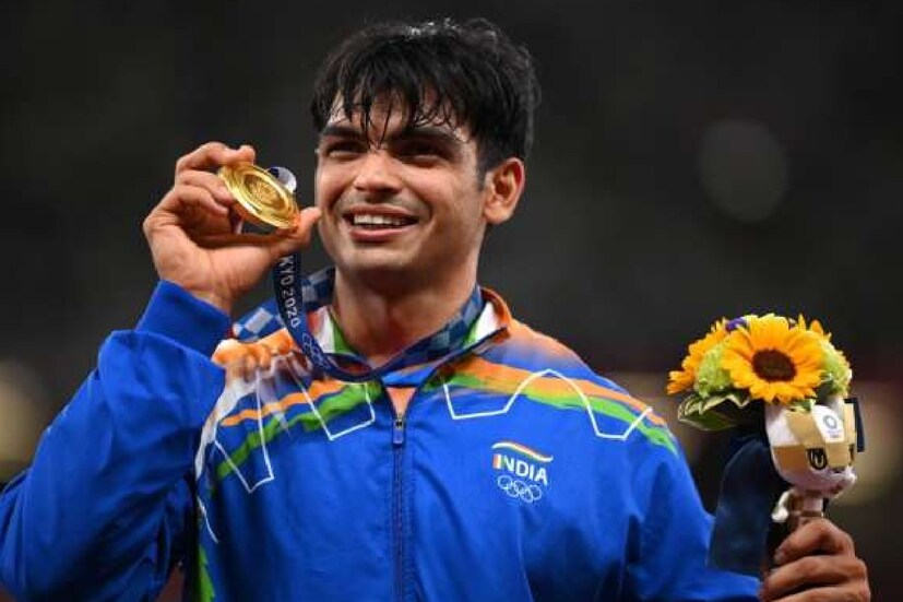 ছোটবেলায় বেশ মোটাসোটা ছিলেন নীরজ। কাকা তাঁকে পানিপতের শিবাজী স্টেডিয়ামে খেলাধূলার জন্য ভর্তি করে দেন। ওজন কমানোর জন্য সেই সময় নীরজ অনেক খেলায় অংশ নিতেন। তবে জ্যাভেলিন থ্রো-তে ধীরে ধীরে আগ্রহ বাড়তে থাকে নীরজের। একটা সময় জ্যাভেলিন খেলাটাকে ভালবেসে ফেলেন টোকিও অলিম্পিক্সে সোনাজয়ী নীরজ। 