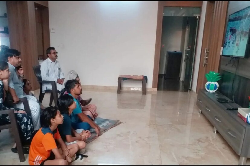 নীরজের বাবা সতীশ কুমার নাকি জানতেনই না, জ্যাভেলিন কী জিনিস! গত ১০ বছরে এই প্রথম তিনি ছেলের খেলা লাইভ দেখলেন। আর যেদিন দেখলেন সেদিনই নীরজ এত বড় রেকর্ড করে ফেললেন। 