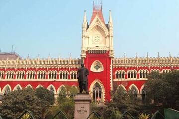 Calcutta High Court: ১৩ বছরেও ফাইল নড়েনি, আধিকারিকদের বেতন বন্ধ করে দিল ক্ষুব্ধ হাইকোর্ট