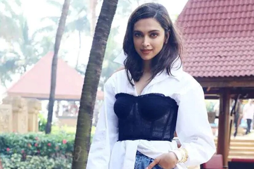 সোশ্যাল মিডিয়ায় অনেকেই দাবি করেছেন, দীপিকা প্রেগন্যান্ট বলেই রণবীর তাঁকে নিয়মিত চেক-আপের জন্য হাসপাতালে নিয়ে যাচ্ছেন। 