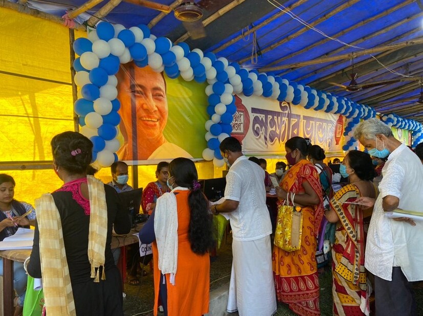 চোখে পড়ার মতো মহিলাদের ভিড হয় 'লক্ষ্মীর ভাণ্ডার'-এর ফর্ম তোলা এবং কার্ড করার জন্য। এখানে যারাই 'লক্ষ্মীর ভাণ্ডার'-এর জন্য আবেদন করছেন, তাদের যদি ব্যাঙ্ক অ্যাকাউন্ট না থাকে, সে ক্ষেত্রেও করা হচ্ছে সাহায্য। বন্ধন ব্যাঙ্কে সঙ্গে সঙ্গে খুলে দেওয়া হচ্ছে জিরো ব্যালেন্সের অ্যাকাউন্ট। 'লক্ষ্মীর ভাণ্ডার'-এর কার্ড হয়ে গেলেই অ্যাকাউন্টে প্রতি মাসে মহিলারা টাকা পাবেন। 