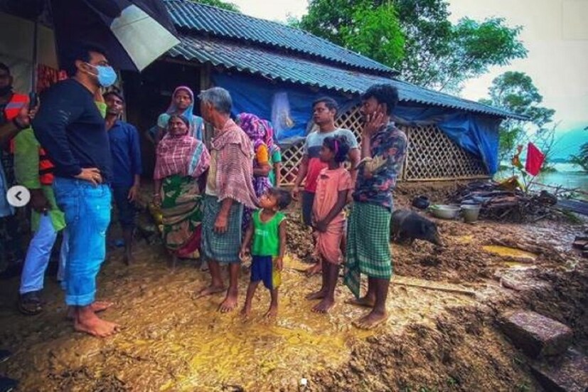 *বাংলার সুপারস্টার দেব৷ তবে শুধু ছবিতেই তিনি স্টার নন, বাস্তবেও৷ ঘাটালের সাংসদ এখন রয়েছেন ঘাটালের মানুষের পাশে৷ খালি পায়ে কাদায় দাঁড়িয়ে সাধারণের ভিড়ে মিশে গিয়েছেন দেব৷ মন দিয়ে শুনছেন মানুষের সমস্যার কথা৷