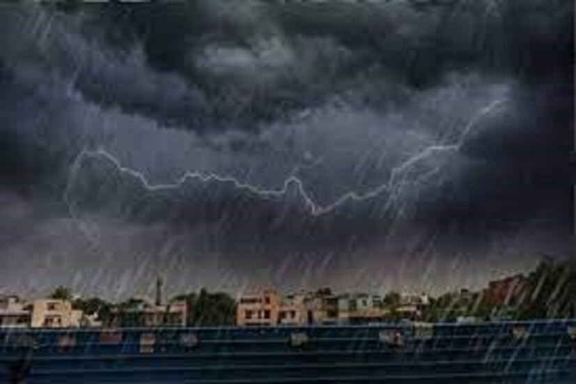 বৃষ্টির সঙ্গে বইছে ঝোড়ো বাতাস। অমাবস্যার কোটালের জেরে নদী ও সমুদ্রের জোয়ারের জল ইতিমধ্যে ঢুকতে শুরু করেছে। নামখানার মৌসুনী, কাকদ্বীপের তিলকচন্দ্রপুর এলাকায় হু হু করে জল ঢুকছে। বাসিন্দারা বাড়ি ছাড়তে শুরু করেছে। আতঙ্কিত দ্বীপাঞ্চলের বাসিন্দারা। প্রতীকী ছবি ৷