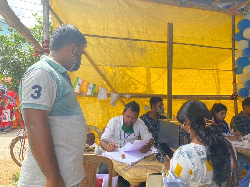 এক ছাতার তলায় ছিল সব কিছুর আয়োজন। এক দিকে রেশন কার্ড তৈরি বা সংশোধনের জন্য শয়ে শয়ে মানুষ ভিড় জমিয়েছেন। অন্যদিকে স্বাস্থ্যসাথী কার্ডের জন্য ভিড়। তবে সকলের মুখেই রয়েছে মাস্ক। মানা হচ্ছে কোভিড বিধিও। 