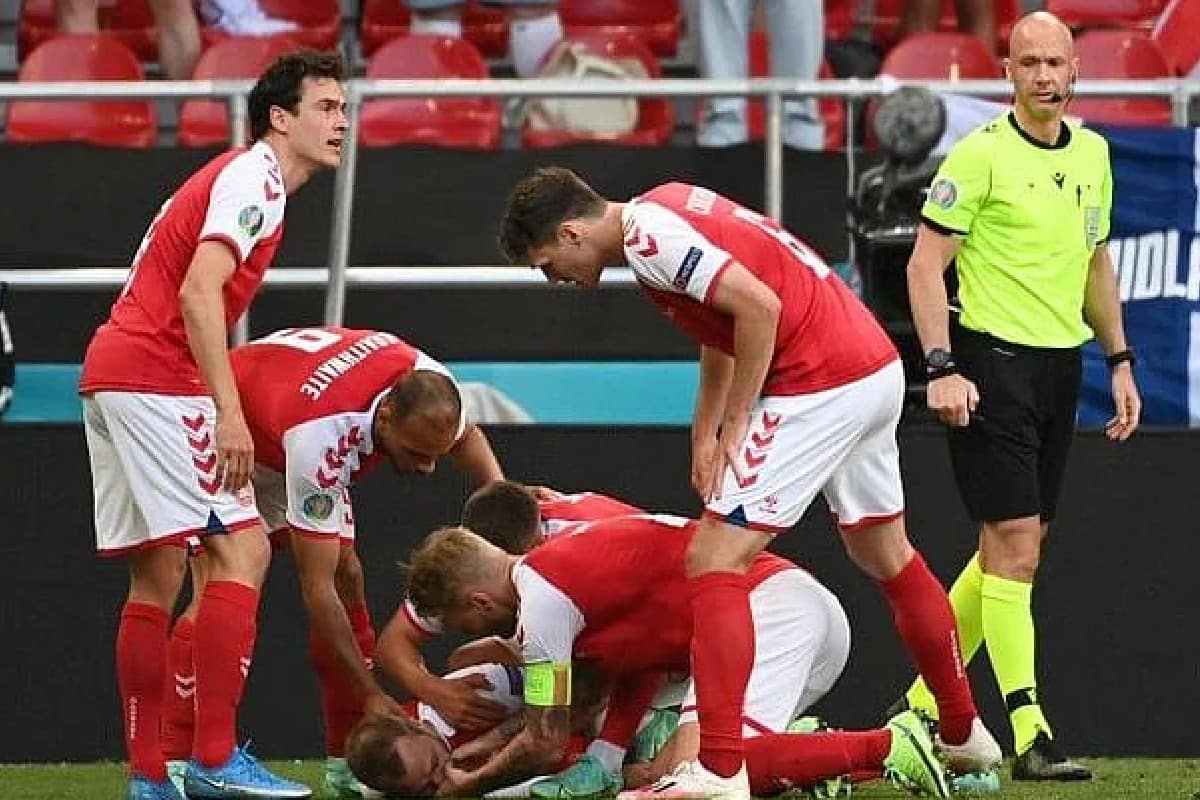  ঘটনাটা ফুটবলপ্রেমীরা হয়তো আজীবন মনে রাখবেন। ইউরো কাপে ডেনমার্ক-ফিনল্যান্ড ম্যাচে হৃদ্‌রোগে আক্রান্ত হয়ে মাঠেই মুখ থুবড়ে পড়ে যান ডেনমার্কের মিডফিল্ডার ক্রিশ্চিয়ান এরিকসেন। ডেনমার্ক অধিনায়ক সিমোন কায়ের সঙ্গে সঙ্গে তাঁর জীবন বাঁচাতে ঝাঁপিয়ে পড়েছিলেন।