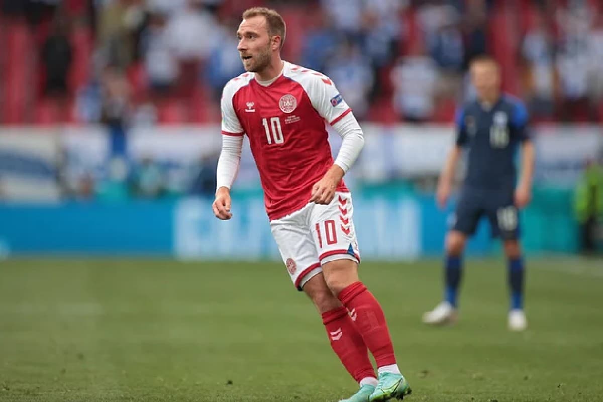  ডেনমার্কের তারকার প্রাণ বাঁচাতে সেদিন যাঁরা ঝাঁপিয়ে পড়েছিলেন, এবার তাঁদের পুরস্কৃত করার সিদ্ধান্ত নিয়েছে উয়েফা। মাঠে এরিকসেনের প্রাণ বাঁচাতে এগিয়ে এসেছিলেন যাঁরা, তাঁদের উয়েফা প্রেসিডেন্টস পুরস্কার দেওয়া হবে বলে জানিয়েছে উয়েফা।