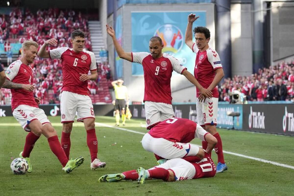  এরিকসেনের বুকে পেসমেকার বসেছে। ফুটবল মাঠে তাঁকে হয়তো আর দেখা যাবে না। ক্লাব হোক বা দেশ, তাঁর ফুটবল খেলা আর হয়তো সম্ভব নয়। তবে প্রাণে তো বেঁচে গিয়েছিলেন। সেটাই বা কম কী!