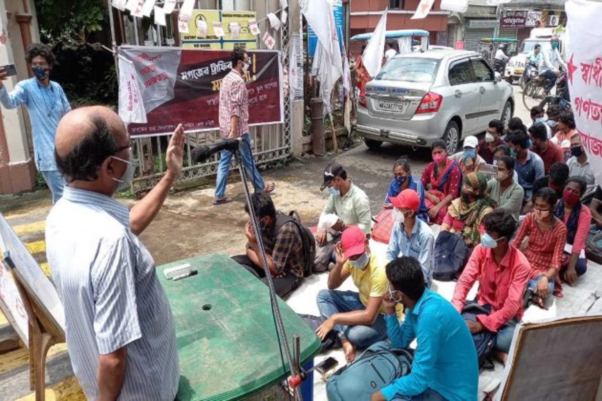 Bengal Education: মগজে ট্রাফিক জ্যাম! টিকাকরণ নিশ্চিত করে পঠনপাঠন শুরুর দাবিতে রাস্তাতেই ক্লাস