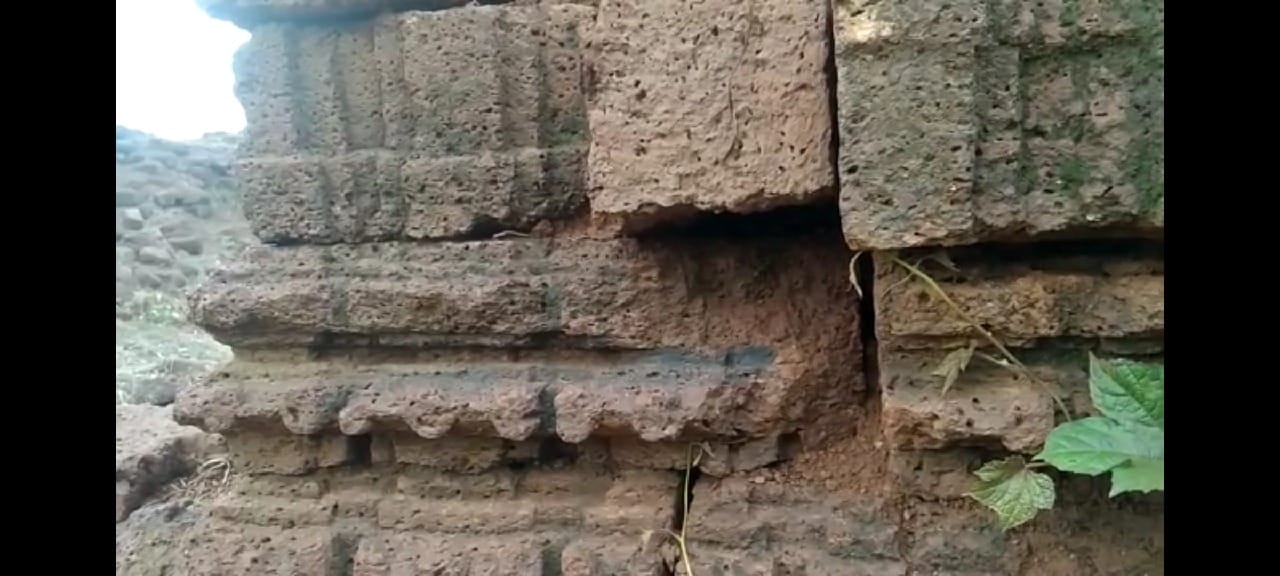 মাকড়া পাথর ও পোড়া ইঁটের রাজপ্রাসাদ