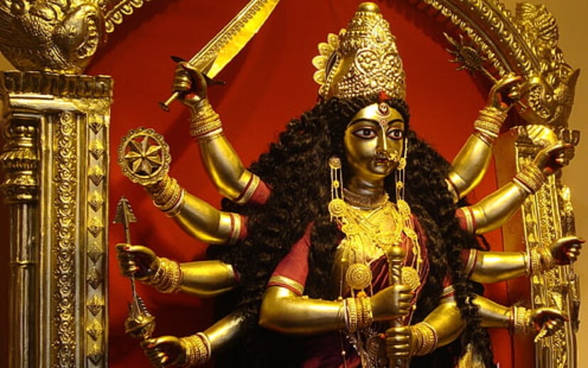 • গদা: যমরাজ দিয়েছিলেন দিলেন কালদণ্ড বা গদা৷ যা আনুগত্য, ভালবাসা এবং ভক্তির প্রতীক।