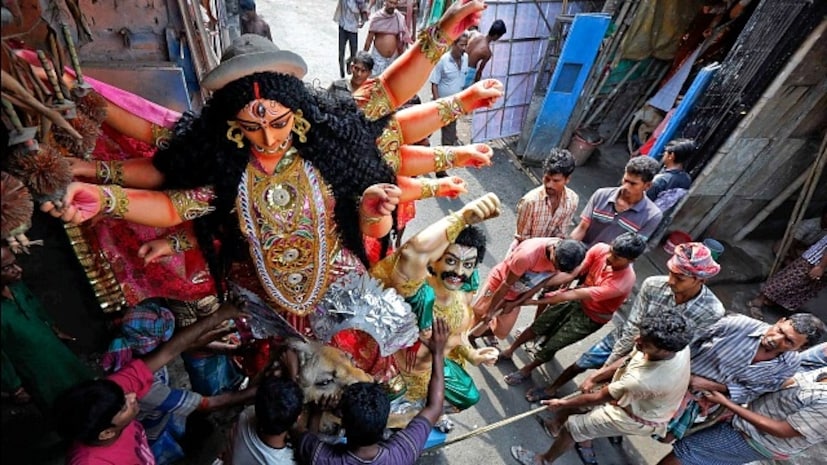 • শ্রী শ্রী দুর্গাদেবীর ঘোটকে আগমন, ফল- ছত্রভঙ্গস্তুরঙ্গমে। অর্থাৎ দেবী ঘোড়ায় চেপে এলে বলা হয় চারিদিক ছত্রভঙ্গ হবে । শ্রী শ্রী দুর্গাদেবীর দোলা অর্থাৎ পালকিতে গমন, ফল– মড়ক। 