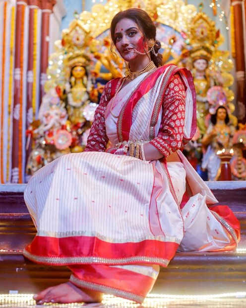 *নুসরতকে ২০১৯ সালের দুর্গাপুজোয় দেখা গিয়েছে লালপাড় সাদা শাড়িতে। সুরুচি সঙ্ঘে স্বামী নিখিলের সঙ্গে উপস্থিত হয়েছিলেন। সঙ্গী ছিলেন টলিউডের জনপ্রিয় জুটি সৃজিত মুখোপাধ্যায় এবং তাঁর স্ত্রী মিথিলা। ছবিঃ ইনস্টাগ্রাম। 