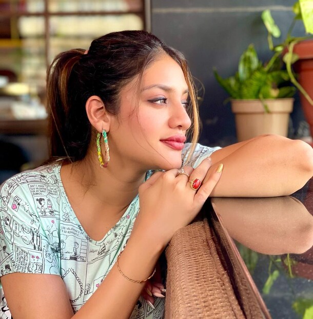 *হাসপাতালের ৫১১ নম্বর কেবিনে রয়েছেন নুসরত। সঙ্গে রয়েছেন যশও। আজ ভোর হতেই দু'জনের সোশ্যাল মিডিয়া হ্যান্ডেলে ফুটে ওঠে হাসপাতালের কেবিনের টুকরো ছবি। একসঙ্গে ছবি না দিলেও, যা দেখে স্পষ্ট নুসরতকে রাতভর আগলে ছিলেন যশ। নুসরত নো-মেকআপ লুকে পোস্ট করেন নিজের ছবি, যশ পোস্ট করেন কেবিনের গ্লাস উইন্ডোতে রাখা কফিমগের ছবি। ছবিঃ ইনস্টা গ্রাম। 