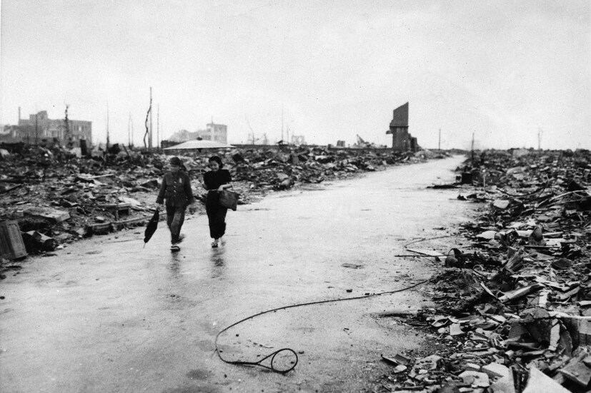 হিরোশিমা দিবস ২০২১ (Hiroshima Day 2021) আজ। দ্বিতীয় বিশ্বযুদ্ধের সময়ে যুক্তরাষ্ট্রের জাপানে বোমা ফেলার ঘটনার রেশ সেখানেই শেষ হয়ে যায়নি। প্রজন্মের পর প্রজন্মকে বহন করতে হয়েছে তার বিষময় পরিণতি। অতএব, জাপানের চলচ্চিত্রে, সাহিত্যে যে সেই ঘটনা স্বাভাবিক ভাবেই জুড়ে থাকবে সিংহভাগ, তাতে আশ্চর্য হওয়ার মতো কিছু নেই।