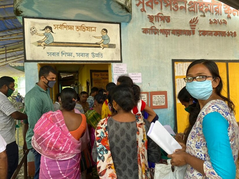 এদিকে 'লক্ষ্মীর ভান্ডার' নিয়ে নয়া সিদ্ধান্ত বুধবার ঘোষণা করলেন মুখ্যমন্ত্রী মমতা বন্দ্যোপাধ্যায়। নবান্নে এদিন প্রশাসনিক বৈঠক করেন মুখ্যমন্ত্রী মমতা বন্দ্যোপাধ্যায়। প্রশাসনিক বৈঠক শেষে মুখ্যমন্ত্রী বলেন " পরিবারের সবথেকে বয়সী মহিলার নামে স্বাস্থ্য সাথী কার্ড আছে। কিন্তু এক্ষেত্রে পরিবার পিছু একজন নয়, সব মহিলাই লক্ষীর ভান্ডার এর আওতায়।২৫ থেকে ৬০ বছর বয়সী সব মহিলাই 'লক্ষ্মীর ভান্ডার'-এর আওতায় আসবেন। যদি না তারা চাকরি করেন এবং পেনশন না থাকে।" 