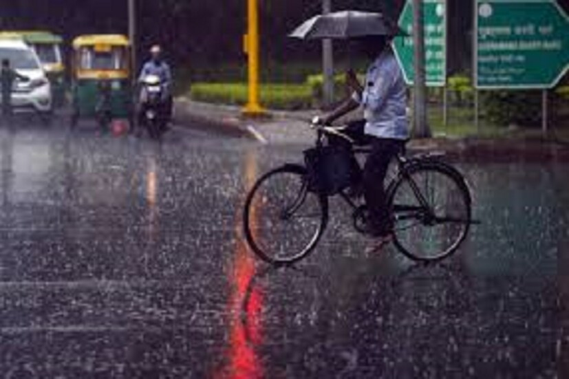 সোমবার থেকে উপকূলের ৩ জেলা উত্তর ২৪ পরগনা, দক্ষিণ২৪ পরগনা ও পূর্ব মেদিনীপুরে ভারী থেকে অতি ভারী বৃষ্টিপাতের সম্ভাবনা রয়েছে। হুগলি, হাওড়া, নদিয়া, পশ্চিম মেদিনীপুর ও ঝাড়গ্রামে ভারী বৃষ্টিপাতের কথা জানানো হয়েছে।