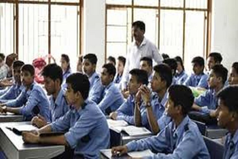 যেকোনও মান্যতাপ্রাপ্ত শিক্ষা প্রতিষ্ঠান (From recongnised institution) থেকে ৫০ শতাংশ নম্বর নিয়ে স্নাতক পাশ করতে হবে ৷ প্রতীকী ছবি ৷