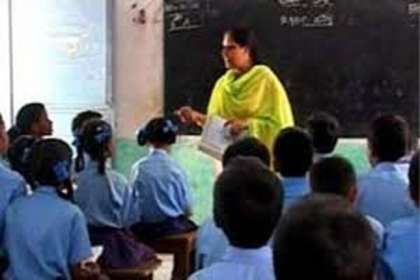 মান্যতাপ্রাপ্ত শিক্ষা প্রতিষ্ঠানের থেকে পাশ করতে হবে ৫০ শতাংশ নম্বর নিয়ে স্নাতক পাশ হতে হতে হবে ৷ ডিএলএড, বিটিবিএড, বিএএড বিএলএডের ডিগ্রি প্রয়োজন ৷ প্রতীকী ছবি ৷