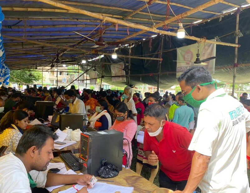 প্রতিমাসে ৫০০ টাকা করে পাবেন ২৫ থেকে ৬০ বছর বয়সী মহিলারা। এই সুবিধা নিতে শয়ে শয়ে মানুষের ভিড় হয় এলাকায়। 