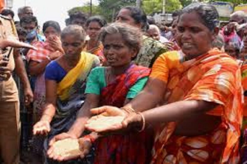 এরফলে বেশ কিছু শ্রমিক বা কর্মীরা আছেন যাঁরা কাজের জন্য ভিন রাজ্য চলে যান সেখান থেকেই তিনি রেশন পাবেন বলে জানতে পারা গিয়েছে ৷ প্রতীকী ছবি ৷ 
