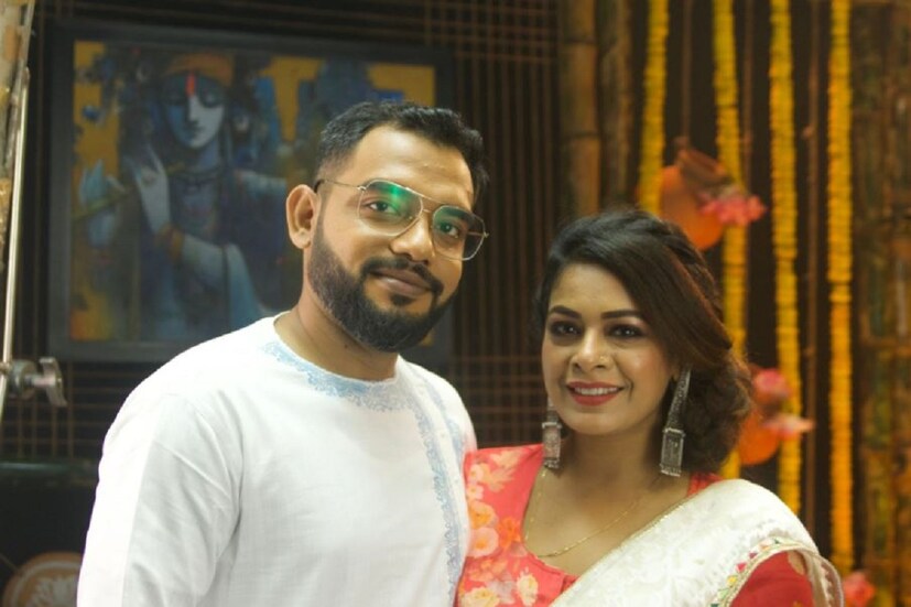 *গানের সুরকার নীলাঞ্জন ঘোষ বললেন, 'ছেলেবেলায় তবলা বাজিয়েছি।পরে শ্রীখোলও।কীর্তন শোনার অভিজ্ঞতা ছিল। আর আমার বাংলা গানের নানা আঙ্গিক নিয়ে কাজ করার ইচ্ছাও হয়।খেয়াল রাখি কোন ধরনের গান খুব একটা হচ্ছেনা। বাংলা ছায়াছবির গানের বাইরে কাজ করার অনেক স্বাধীনতা থাকে। আর এই গানে বর্তমান সময়ের কথা মাথায় রেখেও কীর্তনের বৈশিষ্ট্যকে ধরে রাখার চেষ্টা করেছি।আশা করি সবার ভালো লাগবে।'