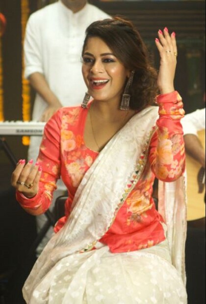 *ইমন বললেন, 'এখনকার দিনে নতুন কীর্তন গাইতে হবে এটা শুনেই খুব অন্যরকম লেগেছিল। গানটা কীর্তনের বৈশিষ্ট্য গুলোকে ভেবেই তৈরি করা হয়েছে। এর যন্ত্রসংগীত আয়োজনেও রাখা হয়েছে চিরাচরিত কীর্তনের স্বাদ। ছোটো বেলায় অনেক কীর্তন শুনেছি।বাড়ির সামনে দোলের সময় কীর্তন হতো।এখনো হয়। আমি নিজেও কীর্তন শিখেছি। তা এই শোনা আর শেখার অভিজ্ঞতা মিলিয়েই গানটা করেছি।সাথে অসাধারণ একটা মিউজিক ভিডিও করা হয়েছে। জোনাই দি ( জোনাই সিং ) যথেষ্ট ইমোশন দিয়ে এই গানটা বানিয়েছেন।'