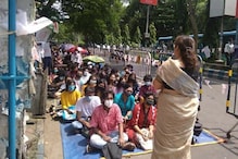 যাদবপুর বিশ্ববিদ্যালয়ের বাইরে বসল ক্লাস! অভিনব প্রতিবাদ যাদবপুর বিশ্ববিদ্যালয়ের বাইরে বসল ক্লাস! অভিনব প্রতিবাদ