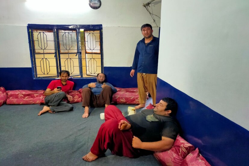 চারু মার্কেটের ঘড়ি ঘর এলাকাতে একটি বাড়ি ভাড়া নিয়ে থাকেন ছয় কাবুলিওয়ালা।  মহম্মদ সেলিম। বয়স বাষট্টি বছর। এক দেড় বছর অন্তর দেশ, আফগানিস্তানে যান সেলিম। গত তিনদিন আফগানিস্তানে ইন্টারনেট,মোবাইল নেটওয়ার্ক কাজ করছে না। সেলিমের বাড়ির লোকেদের সঙ্গে শেষ দেখা তিন দিন আগে। ফোনের ভিডিও কলের মাধ্যমে।তারপর থেকে আর কোনওভাবে ওদের সঙ্গে দেখা হয়নি। তাই উদ্বেগ আর হতাশা ক্রমশ গ্রাস করছে সেলিমকে।
