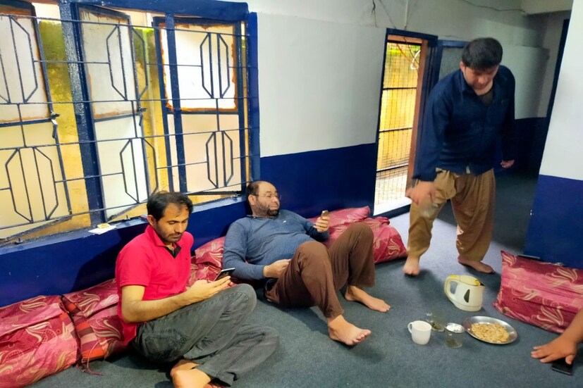 ঘরের মধ্যে পাশ বালিশ ছড়িয়ে-ছিটিয়ে রয়েছে। কয়েকজন হেলান দিয়ে বসে রয়েছেন। করোও হাতে ফোন। অহরহ কী যেন খুঁজে বেড়াচ্ছে চোখ। কারও আবার শূন্য দৃষ্টি কোন এক মরুভূমিতে আটকে। ওঁদের সবাই কাবুলিওয়ালা বলেই জানে। মাঝেমাঝেই মোবাইল ফোন ঘাঁটছেন কেউ কেউ।ফেসবুকে বিভিন্ন সংবাদ মাধ্যমের দেওয়া খবরগুলো ঘুরিয়ে-ফিরিয়ে দেখছেন। গত দু-দিন ধরে ওদের উদ্বেগ বেড়েই চলেছে। কেমন আছে আত্মীয় পরিজন?