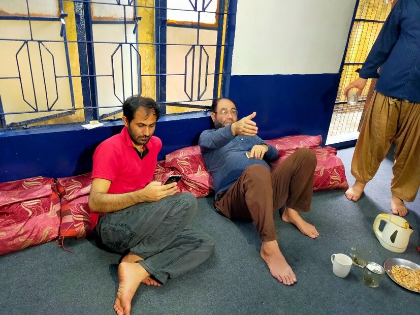 একই ভাবে হতাশ হয়ে পড়েছেন মাসুম,হায়দার। হায়দারের কথায়,কুড়ি বছর আগে তালিবানদের অত্যাচার ভয়ঙ্কর ছিল। এই বলতে বলতে ওর চোখ দুটো ভিজে গেল। একটা ভিডিও দেখিয়ে বলছিল, এরোপ্লেনে ওঠার জন্য মানুষ যে ভাবে ব্যাকুল হচ্ছে, দেশ ছেড়ে চলে যেতে গিয়ে প্রাণ দিচ্ছে, তাতে ওদের এখন একটাই চিন্তা পরিবারের সবাই কেমন আছে ওখানে?