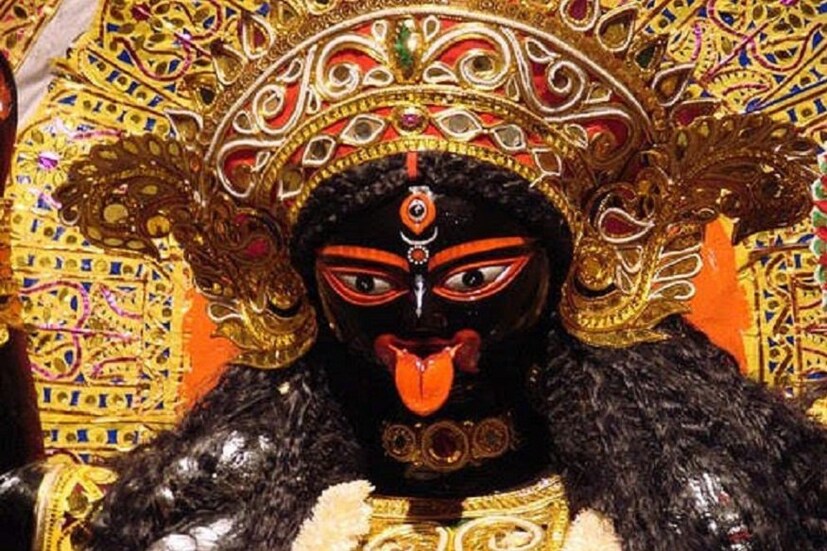 কথিত রয়েছে কৌশিকী অমাবস্যায় বিভিন্ন তন্ত্র ও গুপ্ত সাধনা করলে, মেলে আশাতীত ফলাফল। এছাড়া বৌদ্ধ মতেও এই দিনের আলাদা গুরুত্ব রয়েছে। অনেকেই এই কৌশিকী অমাবস্যার রাতকে 'তারা রাত্রি' বলে থাকেন। বলা হয়, তন্ত্রের ধনাত্মক ও ঋণাত্মক শক্তি দিয়ে এই রাতে সাধক চাইলে স্বর্গ ও নরক যেকোনও দিকেই যেতে পারেন। তবে তা নির্ভর করে তাঁর সাধনার ওপর। এই বিশেষ দিনে রীতি মেনে গৃহে মা কালীর আরাধনায় মেলে দিব্য ফল৷ 